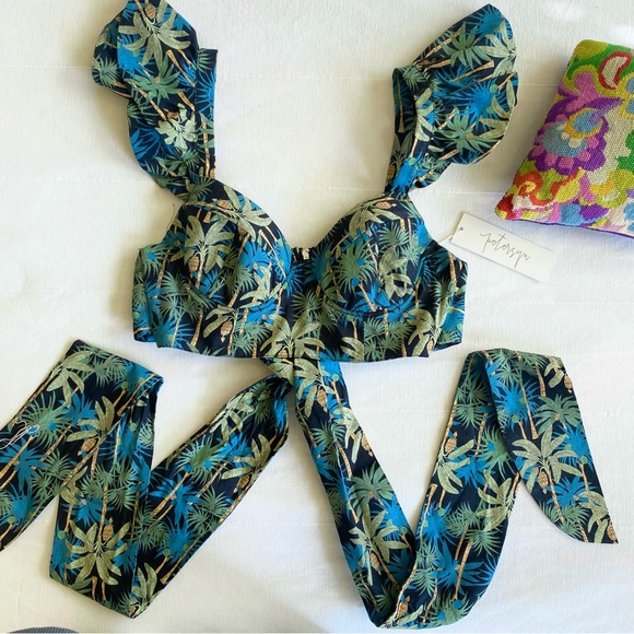 NWT Petersyn X Revolve Joplin Paradise floral flutter sleeve crop top - Picture 3 of 12